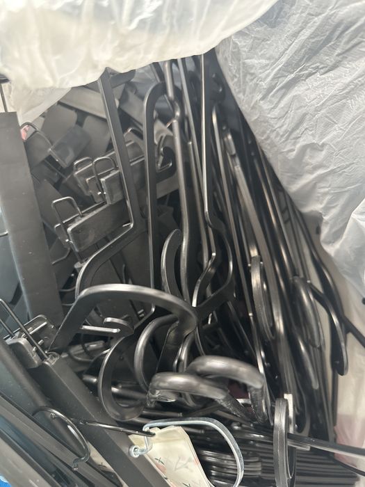 Вешалки б/у есть прищепки и плечики