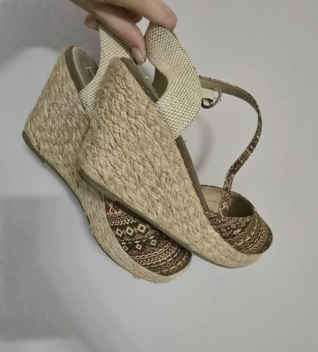 Босоножки на танкетке