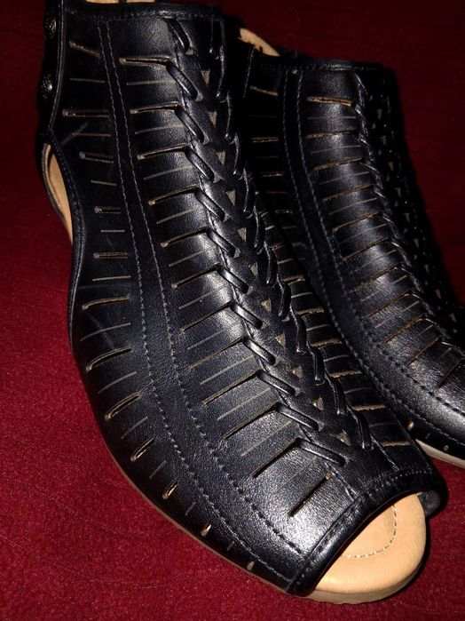 Из США ,женские босоножки в чёрном цвете , от бренда "Earth "