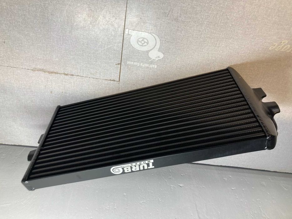 Челен интеркулер за директен монтаж на бмв ф10 ф11 ф12 ф01 ф06 ф07