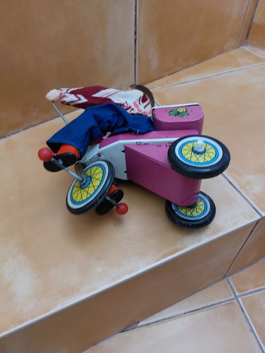 Jucarie veche, China, fata pe tricicleta