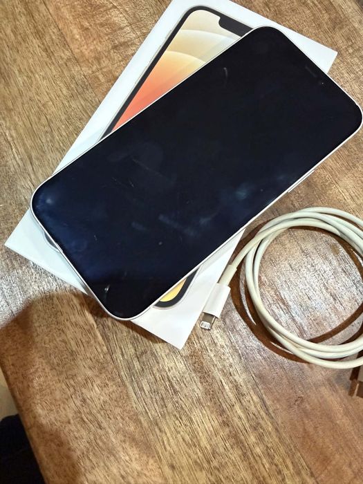 Продавам Iphone 12 64GB