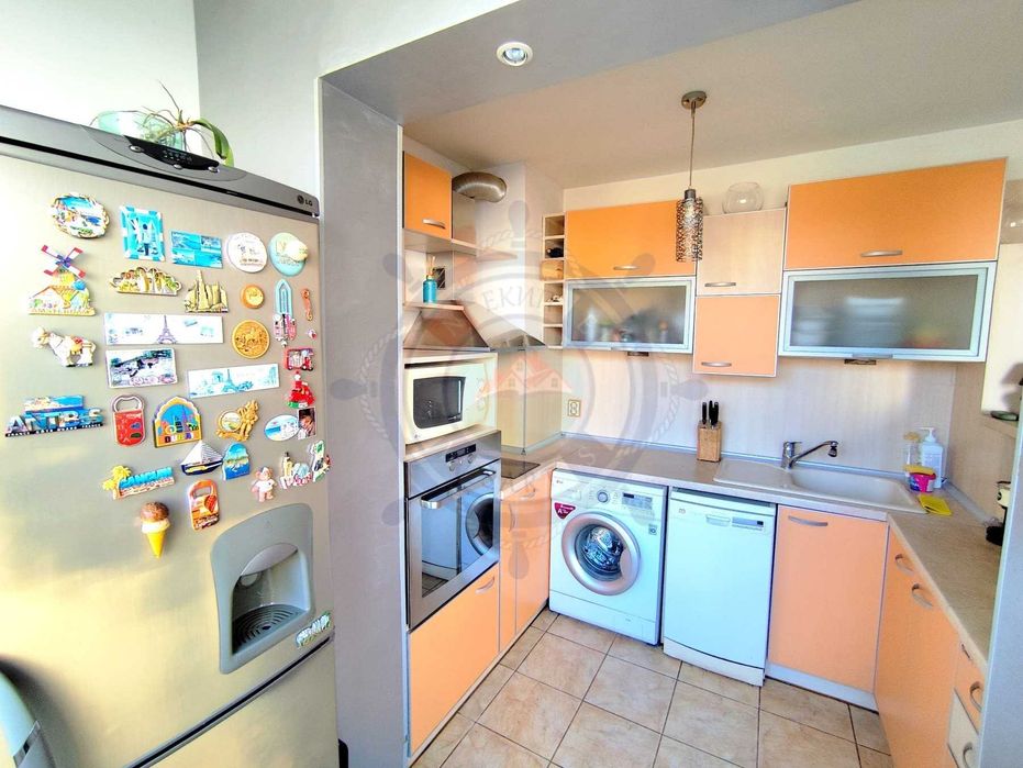 Четиристаен обзаведен апартамент в Цветен квартал, гр.Варна