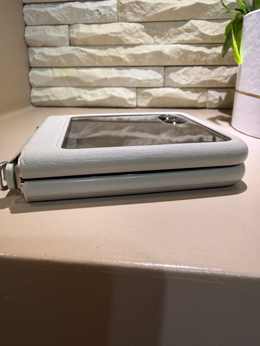 Motorola razr50, 256 GB, неразличима от нова.