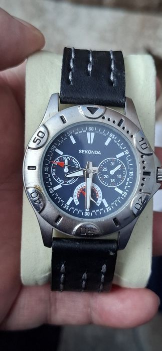 SECONDA ceas de mînă bărbătesc cu baterie și curea din piele.