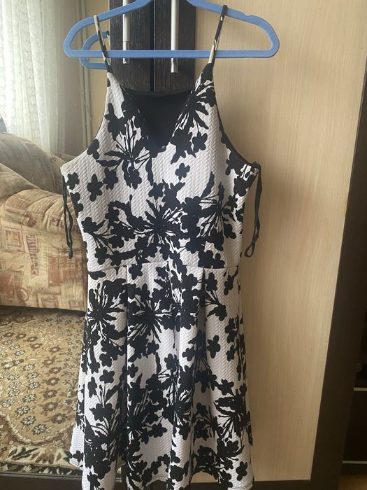 Къса бяло-черна рокля