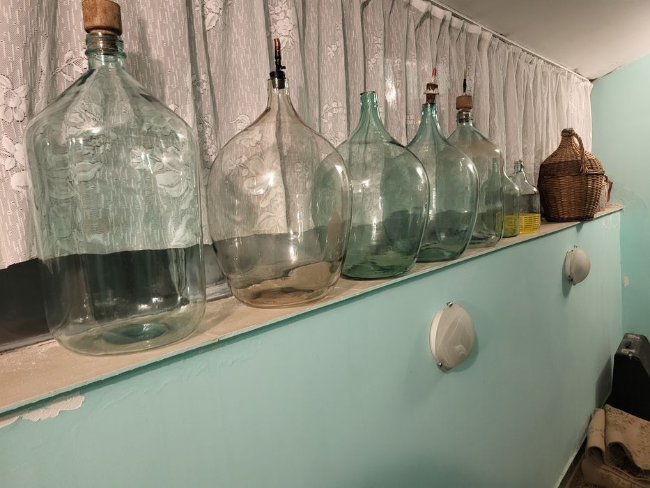 Продавам дамаджани плетени и голи