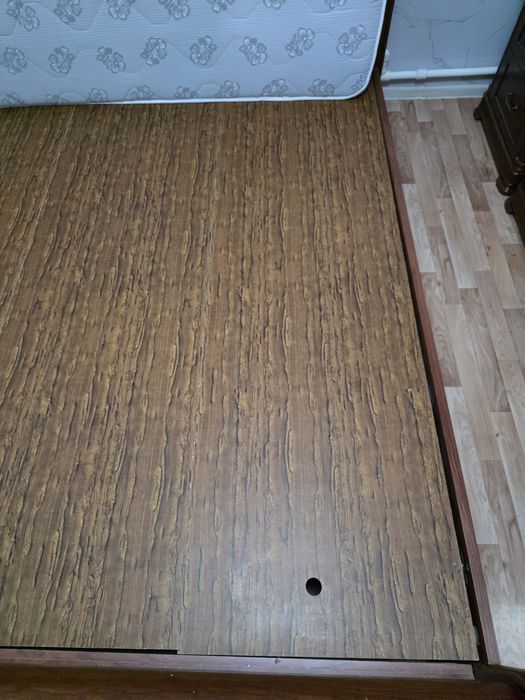 Двухспальная кровать с комодами
