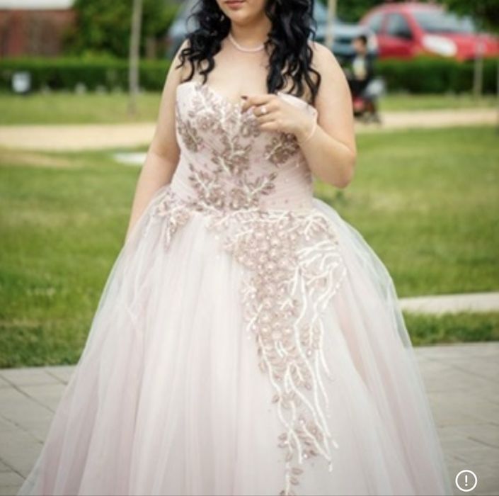 Бална рокля- цвят пудра с корсет