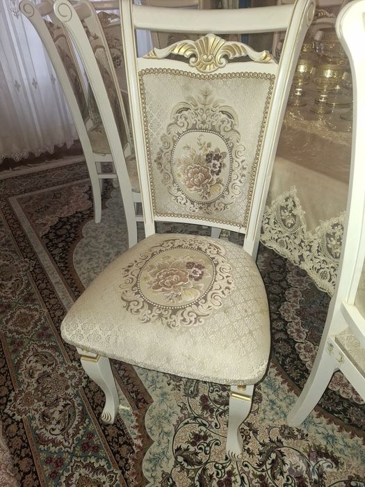 Продается большой стол и 12 стульев