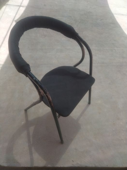 Stul qora rangli holati yaxshi kraska sal uchgan