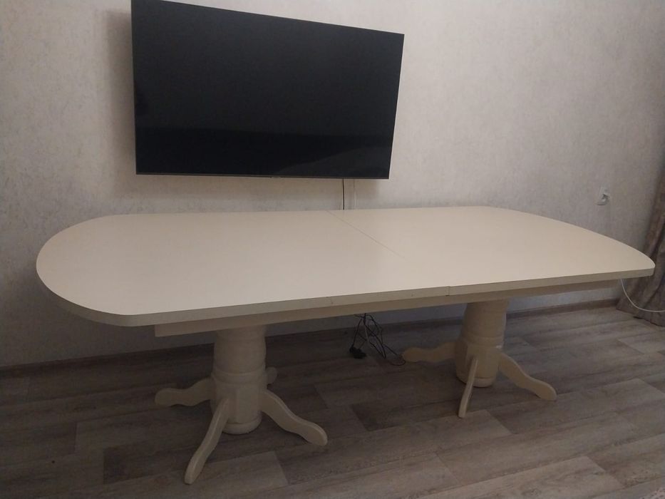 Стол и стулья в отличном состоянии