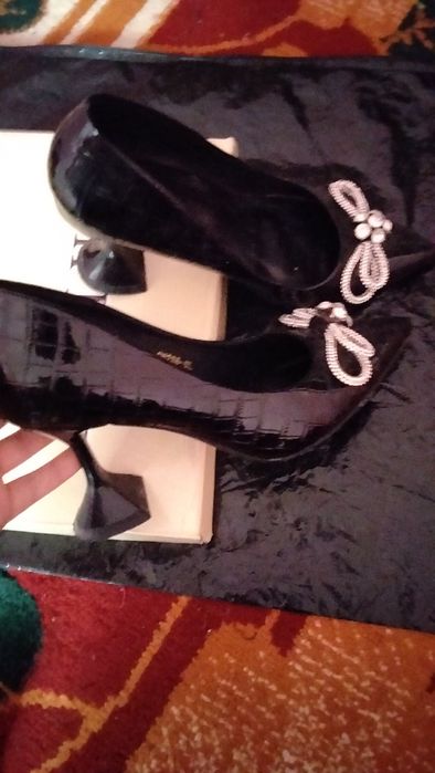 Tufli sotiladi juda chiroyli turadii