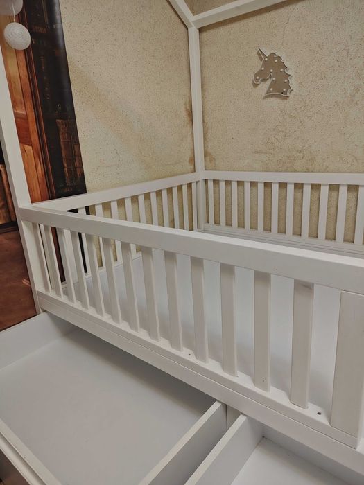 Pat supraetajat din lemn masiv. Stare perfectă. Dimensiuni 120*200. Are 2 sertare mari de depozitare. Preț negociabil. Ridicare disponibilă.