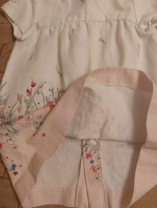 Rochie zara marime 98 pentru 2-3 ani. In stare foarte buna, ca noua.