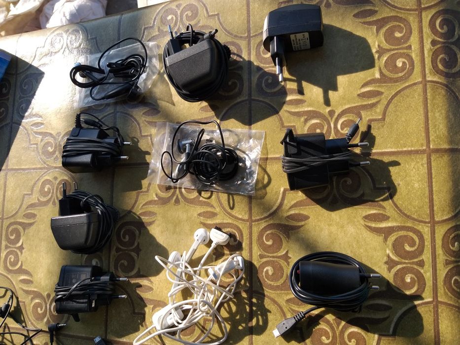 Зарядни и слушалки