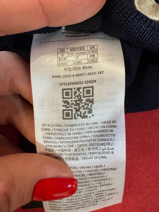 Guess- бебешка шапка 0-6 месеца