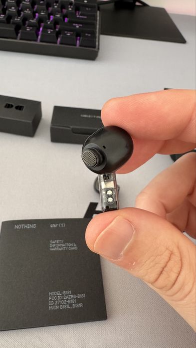 Vând caşti nothing ear 1(casca dreapta se aude mai încet)