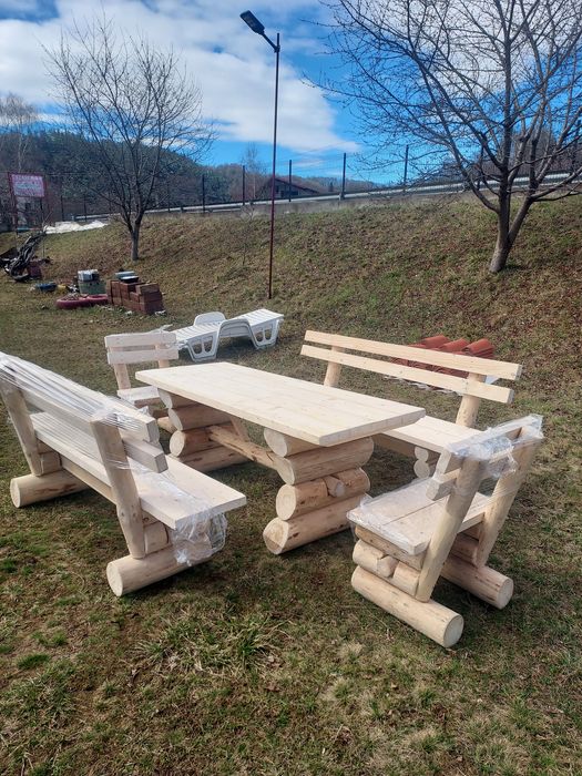 Mobilier din lemn tratat