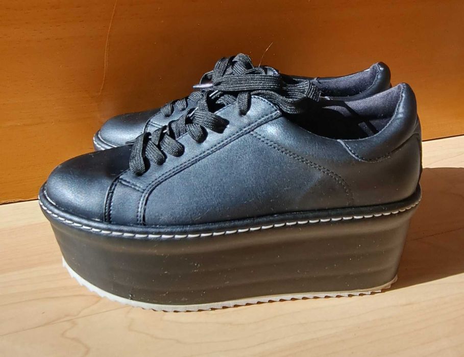 Кецове с дебела подметка . Изкуствена кожа.