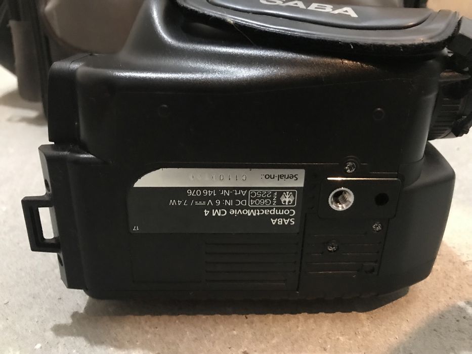 Видеокамера с малки касетки и чанта за видеокамера