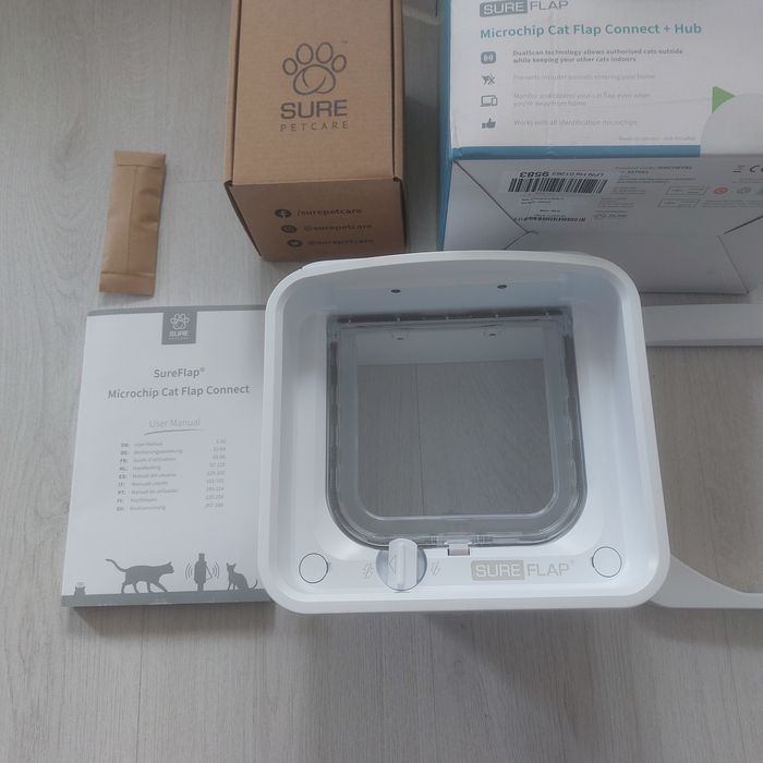 Смарт вратичка за котки SureFlap Microchip Connect – Пълен комплект с HUB
