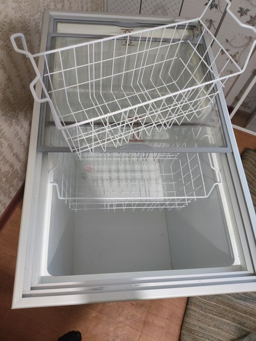 Витрыный морозильник