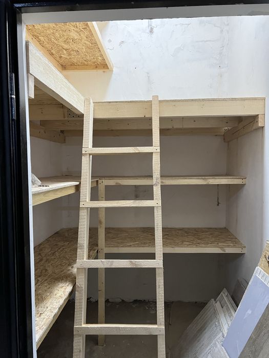 полки для клодовой комнаты на заказ