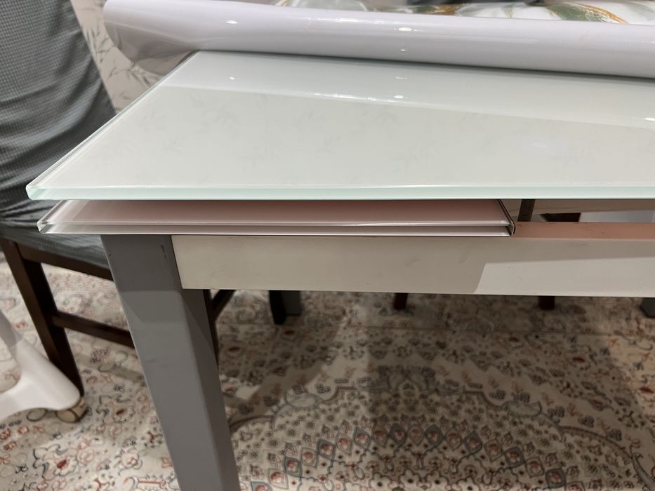 Продам стеклянный стол недорого