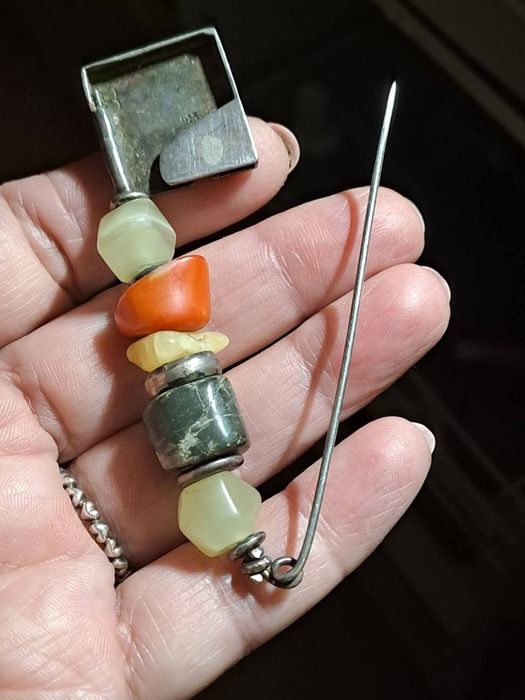 Brosa din argint cu diferite pietre naturalr