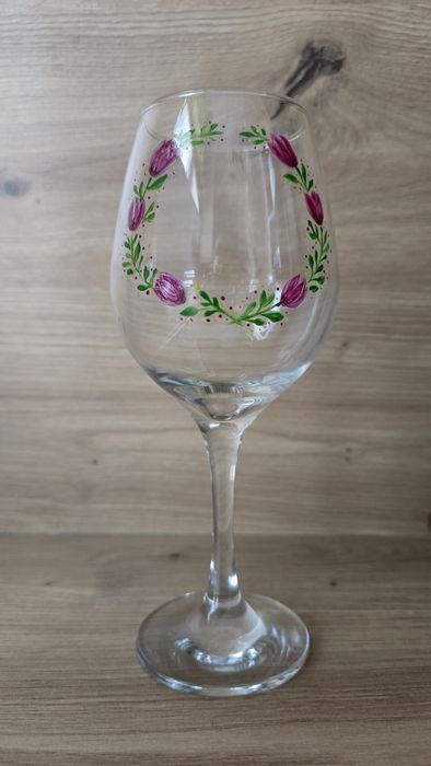 Ръчно рисувана чаша за вино за 8ми март