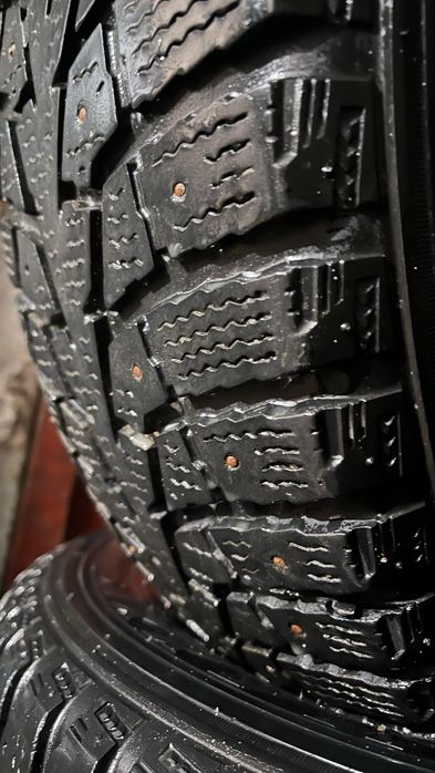 Продам зимнию шипованную резину MAXXIS 225 /  60 R 17