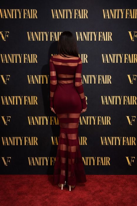 Дълга рокля с прозрачни елементи