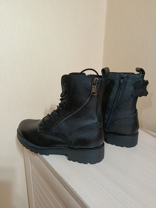 Продаются женские ботиночки.