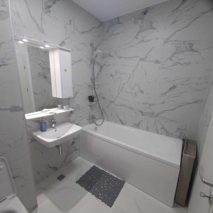 Proprietar, inchiriez apartament NOU mobilat si utilat+loc de parcare in MRS Country