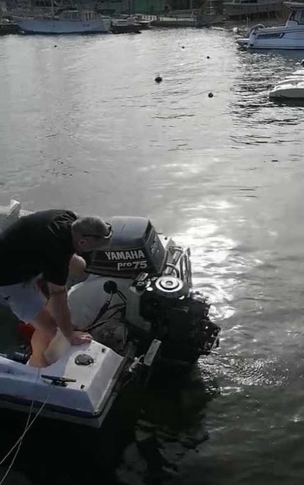 Лодка с двигател и колесар