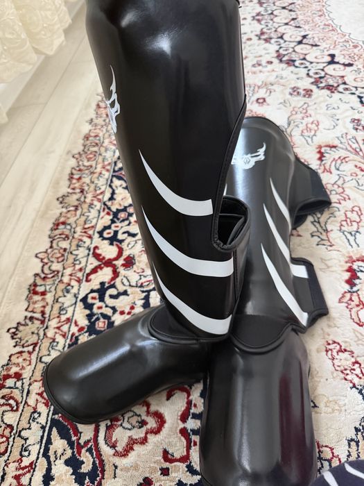 Продам боксерские перчатки, щитки, шлем