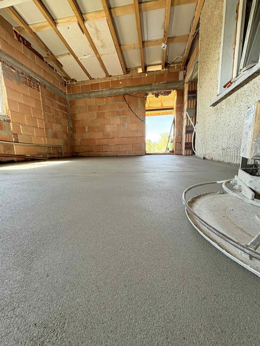 Машинно полагане на подови замазки