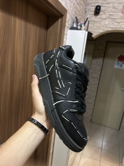 Обувки off-white оригинални 45 номер. Обувките са носени но са като чисто нови продавам ги защото са ми мбого големи. Приема се и бартер за 43 номер