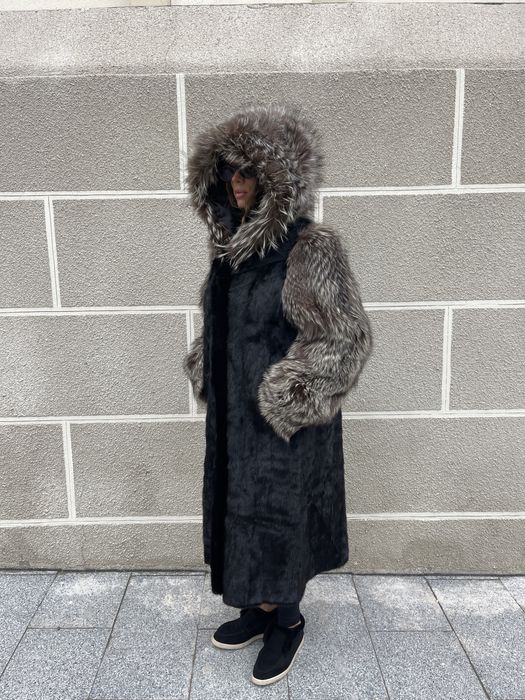 Haina din blana naturala de vizon negru cu maneci si gluga de vulpe