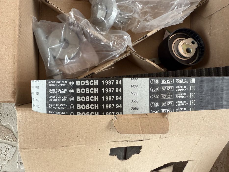 Dacia, Renaut - водна помпа, ангренажен ремък и ролка [BOSCH]