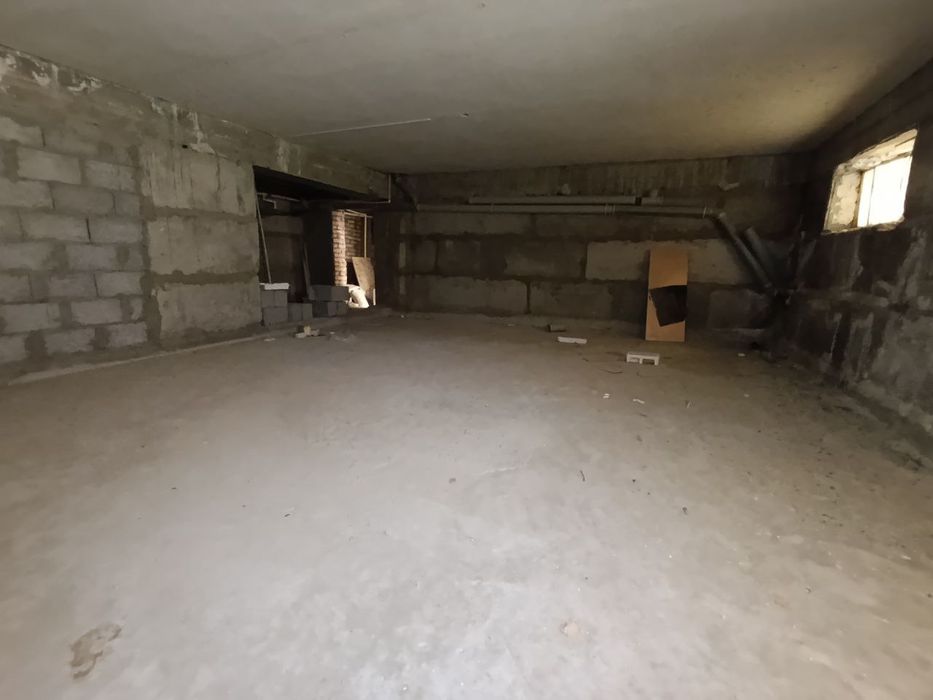 5-mikr. Ismoil Gulrux yonidagi qizil domda 52m²li padval sotiladi