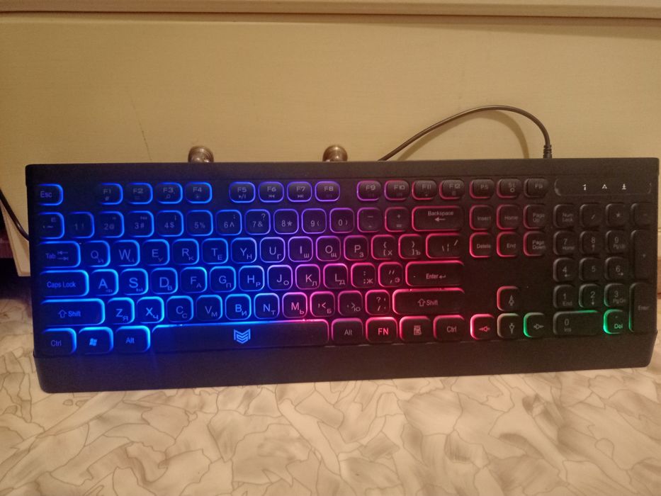 Клавеатура  ей 2 недели почти новая