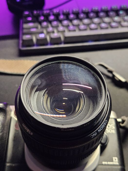 Set Canon EOS 50E + Obiectiv Canon EF 28-105mm f/3.5-4.5 USM cu flash, strap si geanti incluse