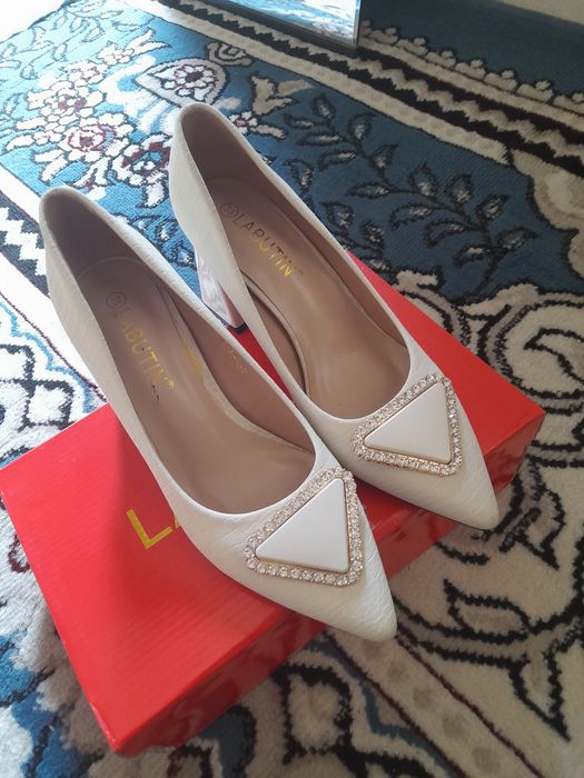 Ayollar tuflisi yangi