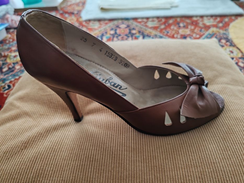 Sandalete Marelbo beige măr. 38 noi 120 lei.        Sandalete Guban maron măr.37 în stare f. bună 60 lei.         Ambele perechi  din piele naturală.