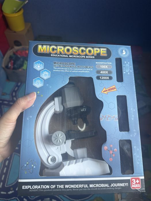 Игрушки кубики и микроскоп