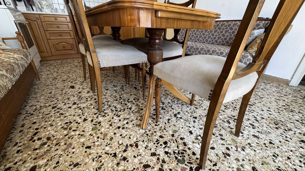 Класическа трапезна маса със столове - масив