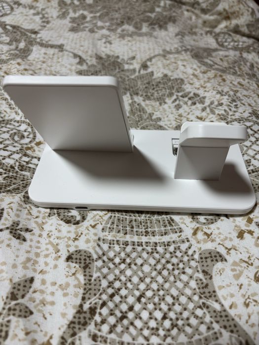 Безжична зарядна станция 3в1 – телефон, часовник и слушалки