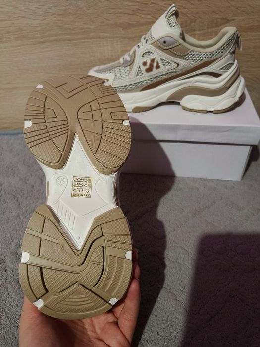 Adidași noi de damă